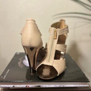 Michael Kors Elegant Beige Strappy Heels. Size 11